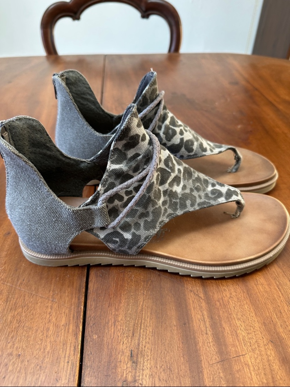 Very G Gray Leopard-Print Toe-Post Sandals with Brown Footbed